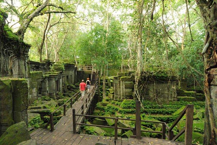 シェムリアップからのBeng Mealea寺院とKampong Khleangへの日帰り旅行