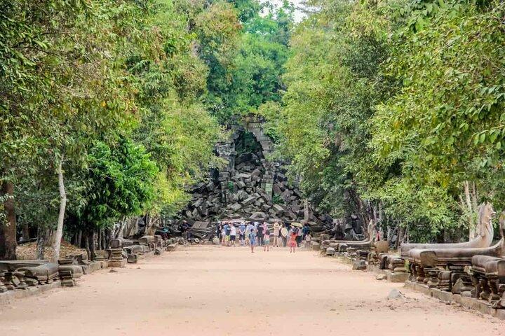 シェムリアップからのBeng Mealea寺院とKampong Khleangへの日帰り旅行
