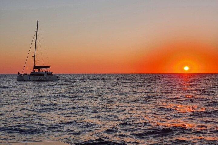 Santorini Classic Katamaran Kreuzfahrt mit Grill, Getränken und Transfers