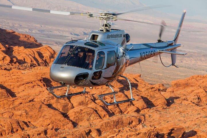 Tour en helicóptero por el Valle del Fuego y aterrizaje con brindis con champán