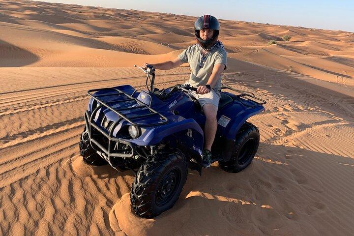Quad senza guida con sandboarding e giro in cammello a Dubai