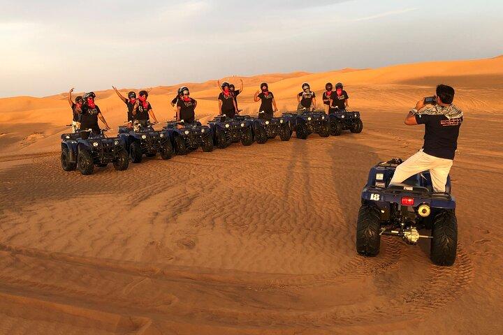 Quad senza guida con sandboarding e giro in cammello a Dubai