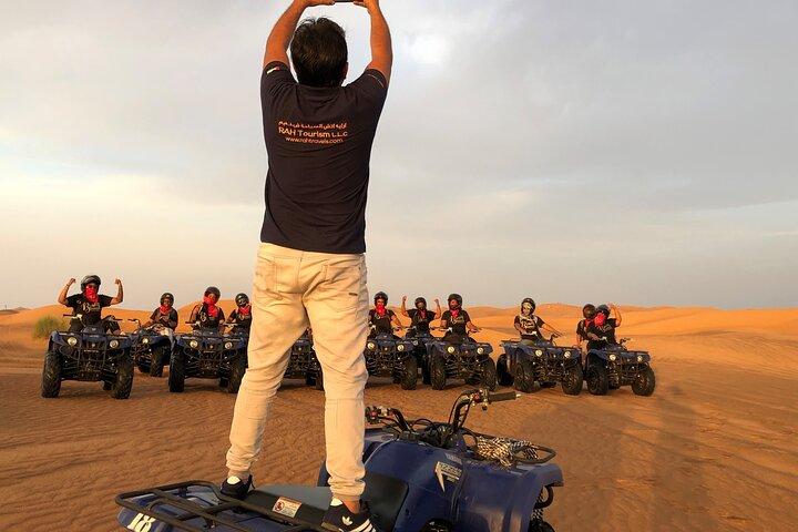 Quad senza guida con sandboarding e giro in cammello a Dubai