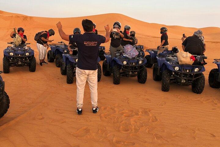 Quad senza guida con sandboarding e giro in cammello a Dubai