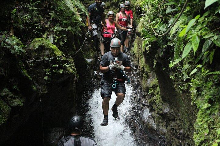 Canyoning i Arenal-vulkanen og rappelling med vandfald fra La Fortuna