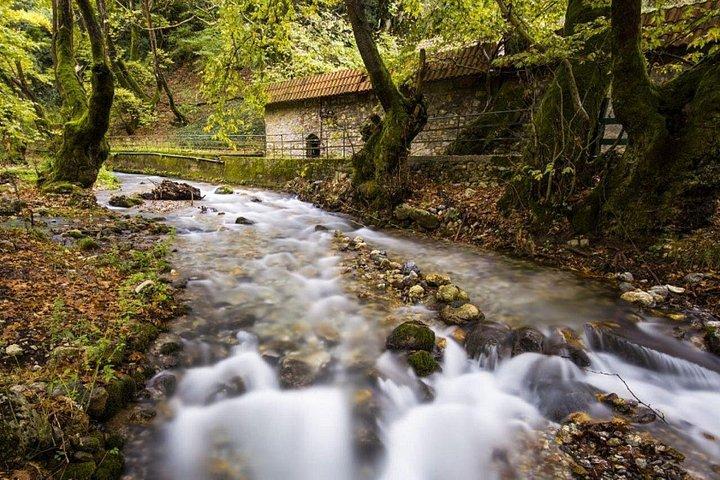 アテネからのトップカラブリタ、ラック鉄道、湖の洞窟のプライベートツアー