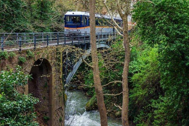 アテネからのトップカラブリタ、ラック鉄道、湖の洞窟のプライベートツアー