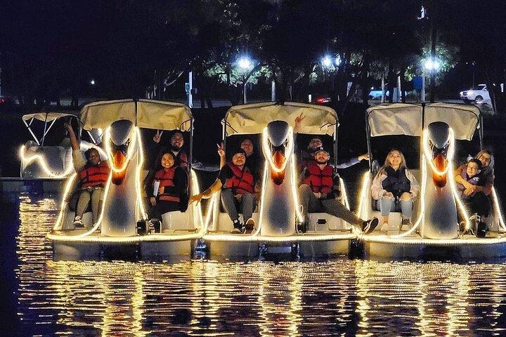 Upplyst Swan Boat nattritt på Rainbow Lagoon i Long Beach
