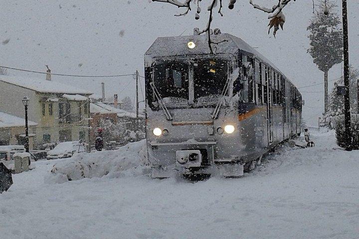 アテネからのトップカラブリタ、ラック鉄道、湖の洞窟のプライベートツアー