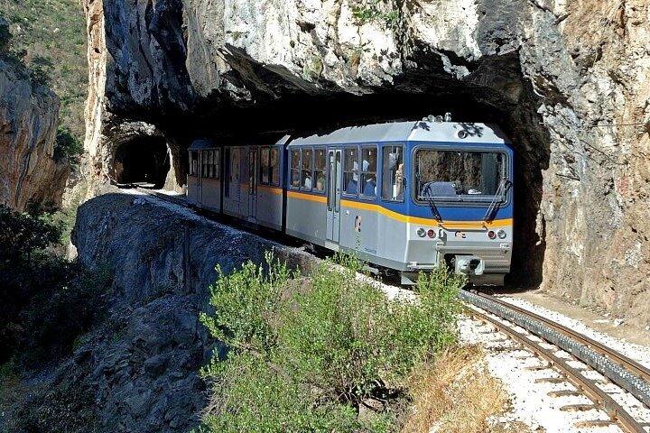 アテネからのトップカラブリタ、ラック鉄道、湖の洞窟のプライベートツアー