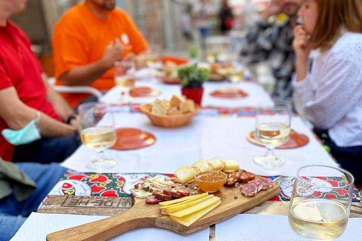 ポルトのタパスウォーキングツアーでワインテイスティング