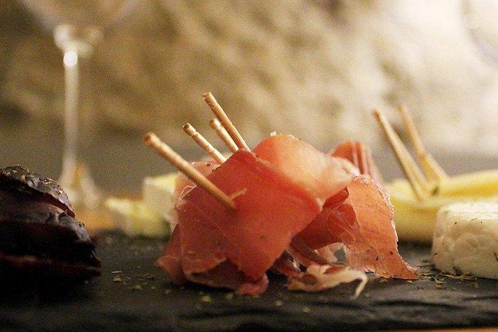 ポルトのタパスウォーキングツアーでワインテイスティング