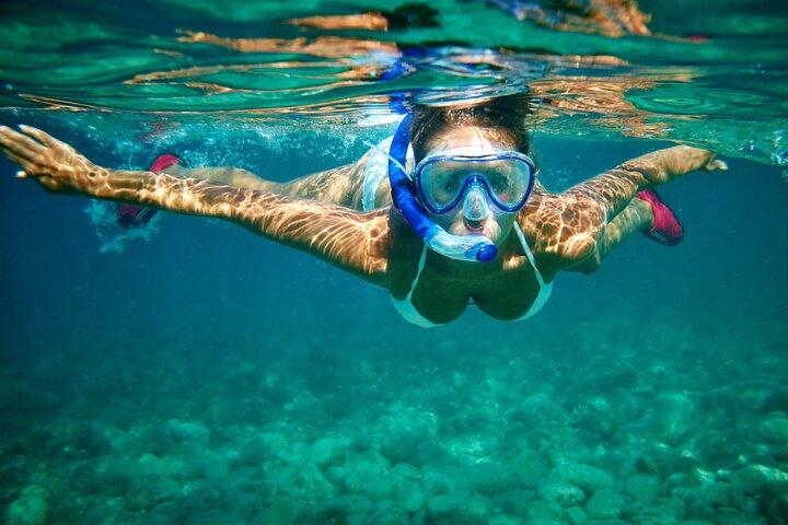 ムヘーレス島のカタマラン セーリング体験 (ランチとオープン バー付き)