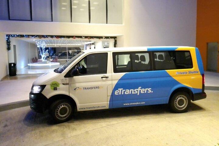 プラヤデルカルメン民間の交通機関からカンクン空港