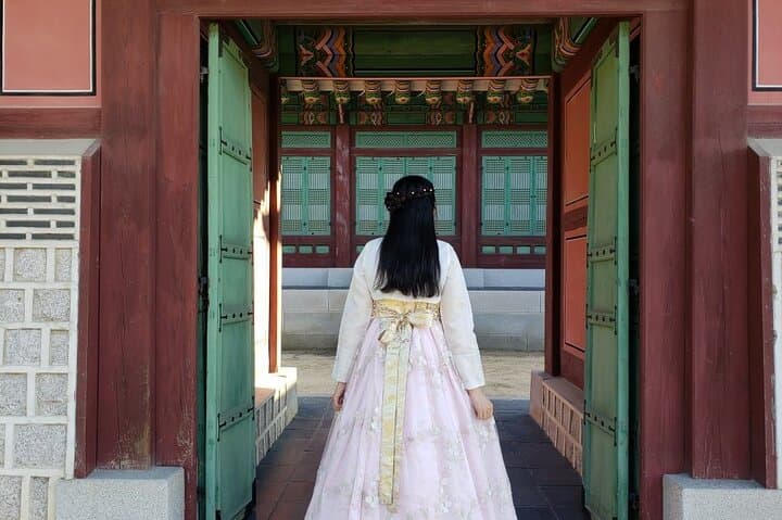 Gyeongbokgung Palace Hanbok Rental Experience in Seoul