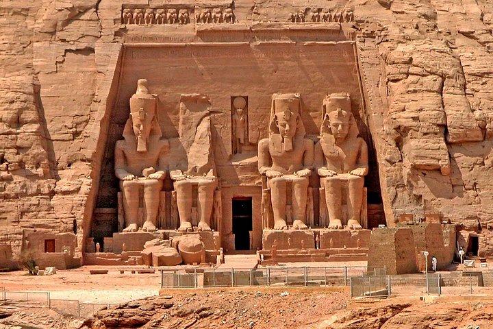 アスワンからのアブシンベル寺院へのプライベートデイツアー