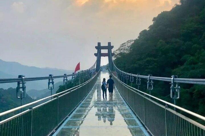 Tour privato del ponte di vetro della gola di Gulong e della grotta del fiume sotterraneo