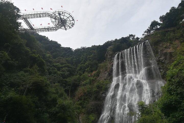 古龍峡ガラスの橋を訪れる広州プライベート乗り継ぎツアー