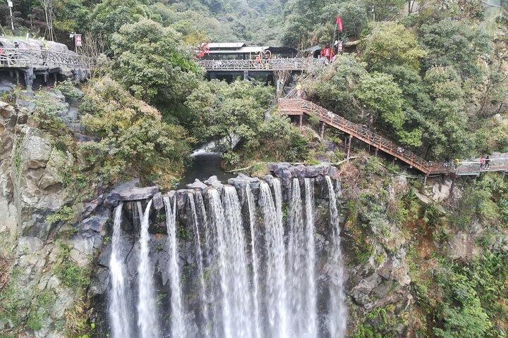 古龍峡ガラスの橋を訪れる広州プライベート乗り継ぎツアー