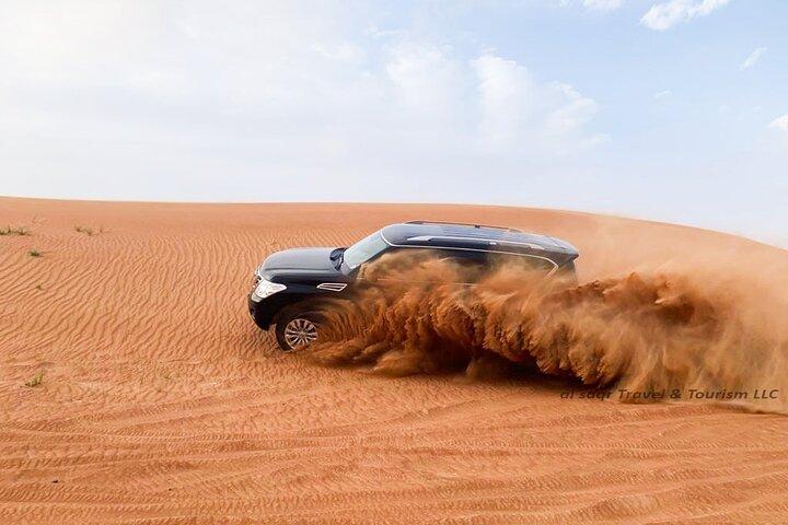 Sand, sol och kul i Dubai Desert Dune Bashing Safari