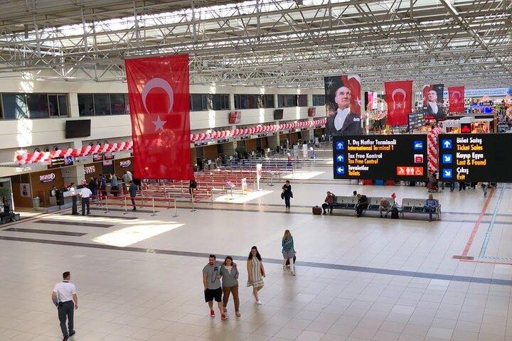 Transfert privé à l'arrivée: de l'aéroport d'Antalya à la vieille ville, à Antalya, aux hôtels de Konyaaltı