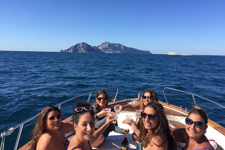 Privat Capri Day Tour fra Sorrento på en 38ft motorbåd