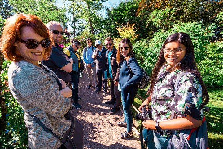Entrada programada a Versalles y excursión de un día en grupo pequeño a Giverny desde París
