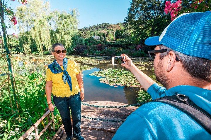 Entrada programada a Versalles y excursión de un día en grupo pequeño a Giverny desde París