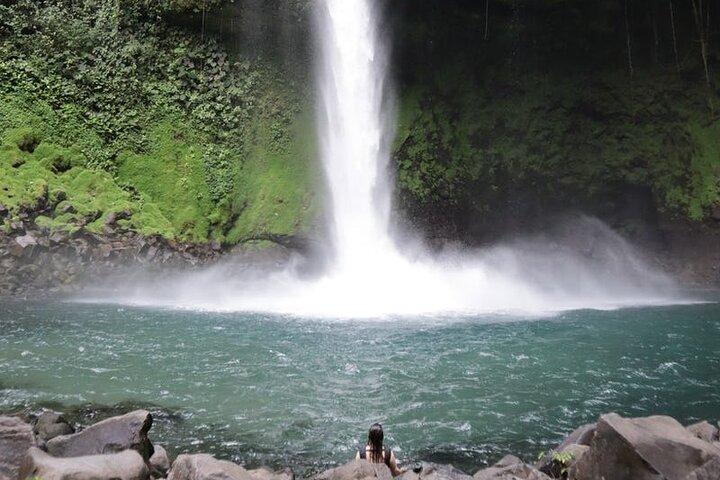 3 - en - 1 : Puentes Colgantes, Cascada, Caminata Volcánica, o Aguas Termales