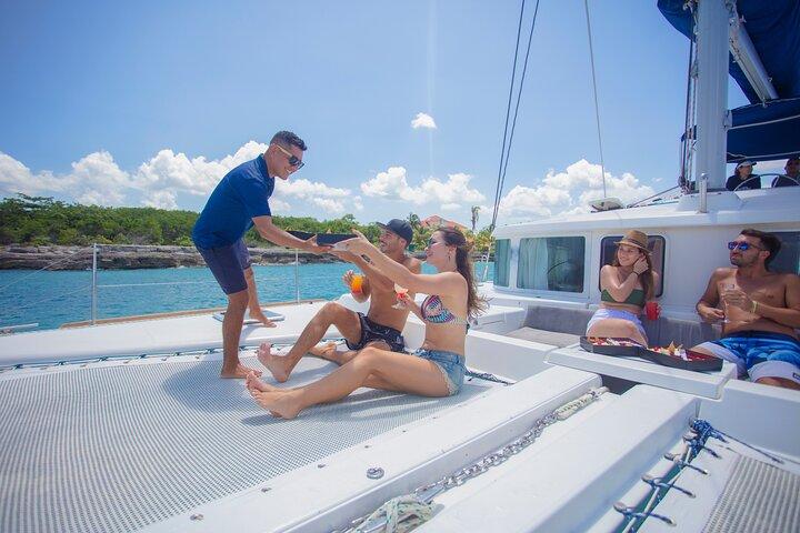 Experiência de vela de luxo de meio dia em Tulum com bar aberto