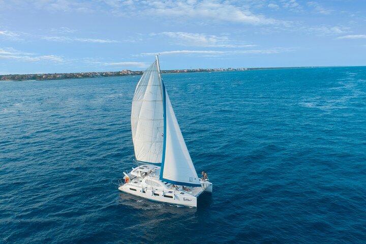 Experiência de vela de luxo de meio dia em Tulum com bar aberto