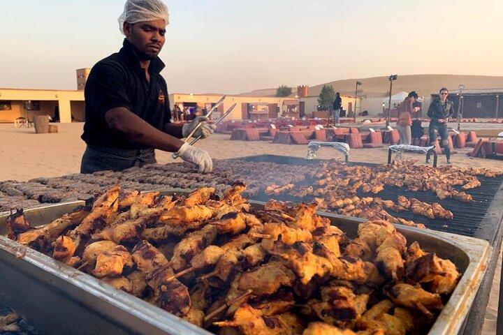 Safari dans les dunes de Dubaï avec quad, balade à dos de chameau, dîner barbecue et spectacles en direct