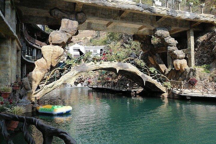 Tour privato della montagna del ponte di vetro della gola di Gulong e Huangteng