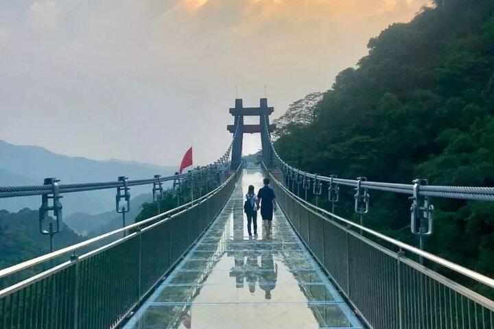 Tour privato della montagna del ponte di vetro della gola di Gulong e Huangteng
