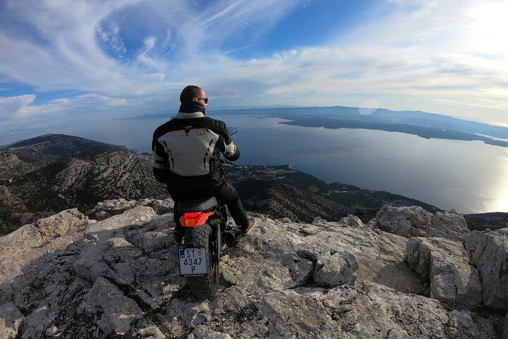 Louez une BMW R1250 GS ou Ducati Multistrada et explorez la côte et les îles croates