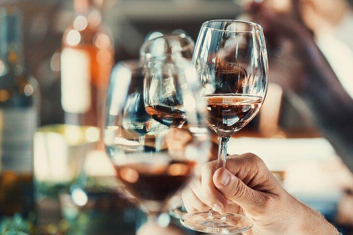 オークランドでの 1 日ワイン テイスティング ツアーと 3 コースのブドウ園でのランチ