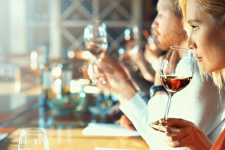 オークランドでの 1 日ワイン テイスティング ツアーと 3 コースのブドウ園でのランチ
