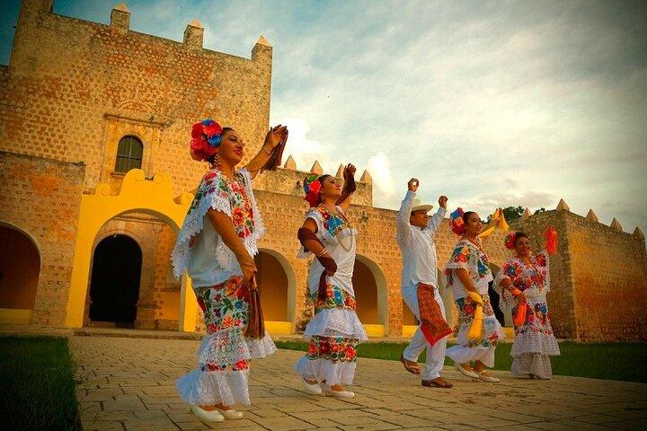 Tour Privado no Cenote Xcanche e Viagem de um Dia pela Cidade Colonial de Valladolid