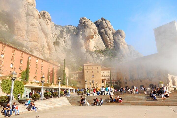 Montserrat privato con pranzo e degustazione di vini da Barcellona