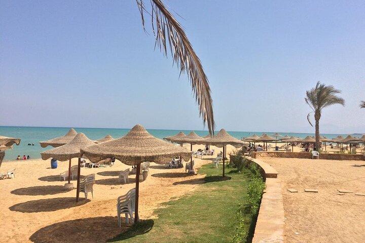 カイロからアイン エル ソフナ レッド シー ビーチへの日帰り旅行