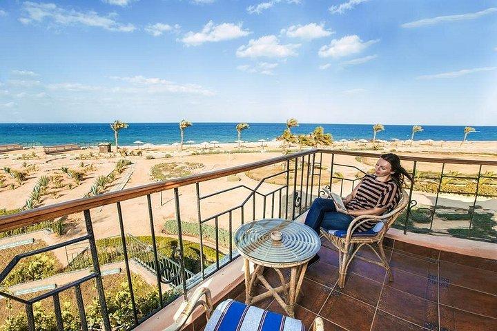 カイロからアイン エル ソフナ レッド シー ビーチへの日帰り旅行
