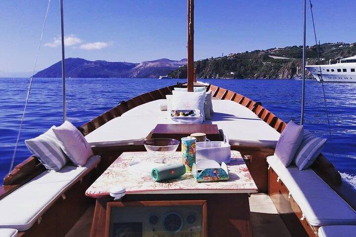Discovering Lipari by boat (Private tour)