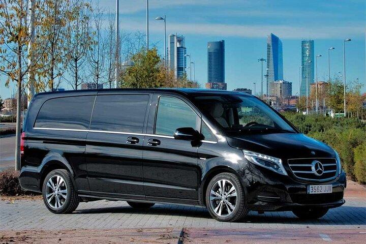 Tour panorámico de 3 horas por Madrid en Mercedes Viano con guía