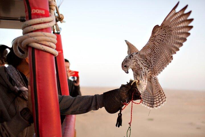 Geniet van heteluchtballonvaart, Vintage Land Rover Ride & Breakfast en Falcon Show