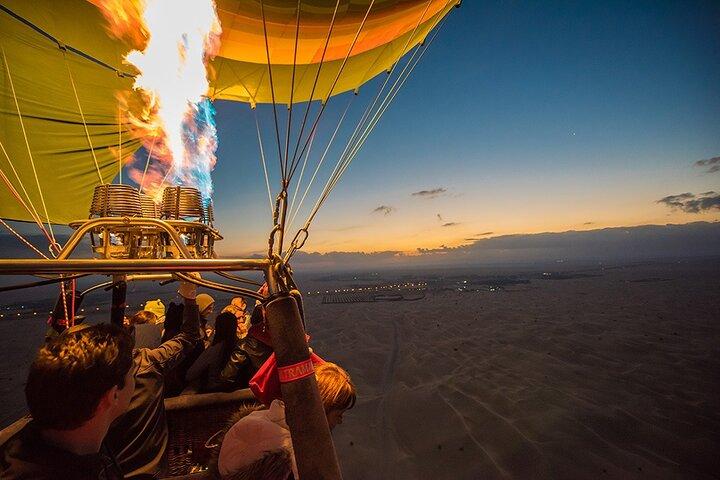 Geniet van heteluchtballonvaart, Vintage Land Rover Ride & Breakfast en Falcon Show
