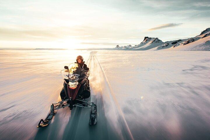 Golden Circle und Glacier Snowmobiling Tagesausflug von Reykjavik