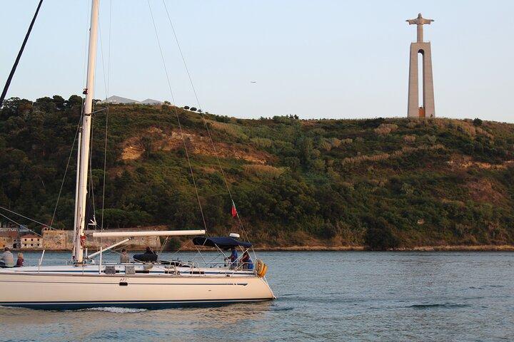 Private Sailboat Cruise with Barbecue and Drinks