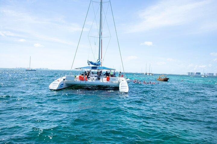 カタマラン島のイスラ・ムヘレスツアー（オープンバー、ビュッフェ＆ビーチクラブ付き）