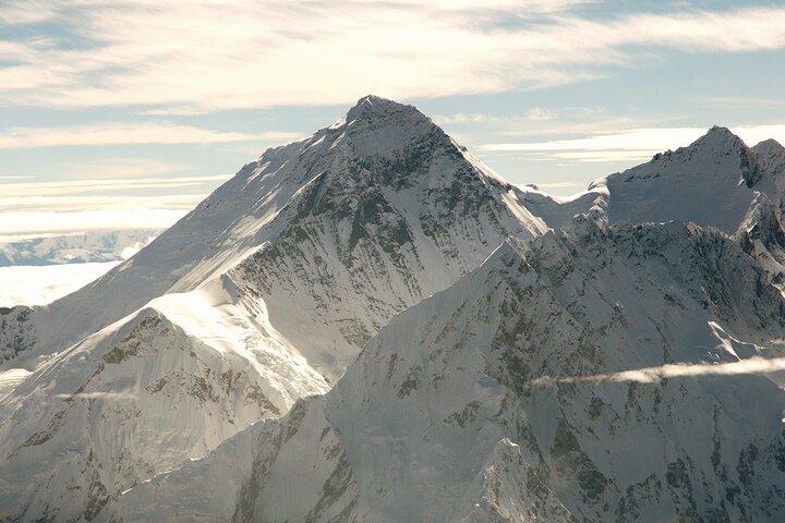 エベレスト:最高のヒマラヤ山脈の上空を飛行