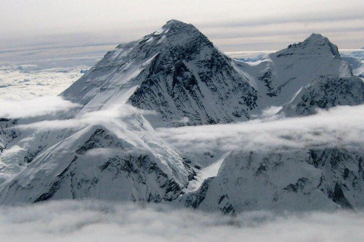 エベレスト：最高のヒマラヤ山脈の上空を飛行
